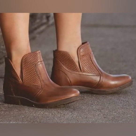 New in Box Roan GOSSIP Ankle Boots Size 9 - Picture 1 of 11